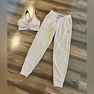 Alo yoga muse sweatpants XS taupe & matching wild thing bra $122